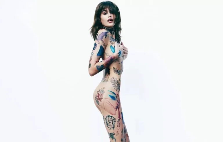 «Το alter ego μου»: H Kaia Gerber ποζάρει γυμνή με δεκάδες tattoos στο κορμί της