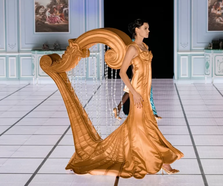 Moschino Fall ’22: Ο Jeremy Scott και η δική του «Οδύσσεια του Διαστήματος»