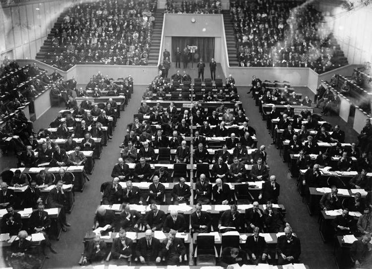 Στις 25 Φεβρουαρίου 1919 κηρύσσεται με λαμπρότητα η έναρξη των εργασιών λειτουργίας της Κοινωνίας των Εθνών