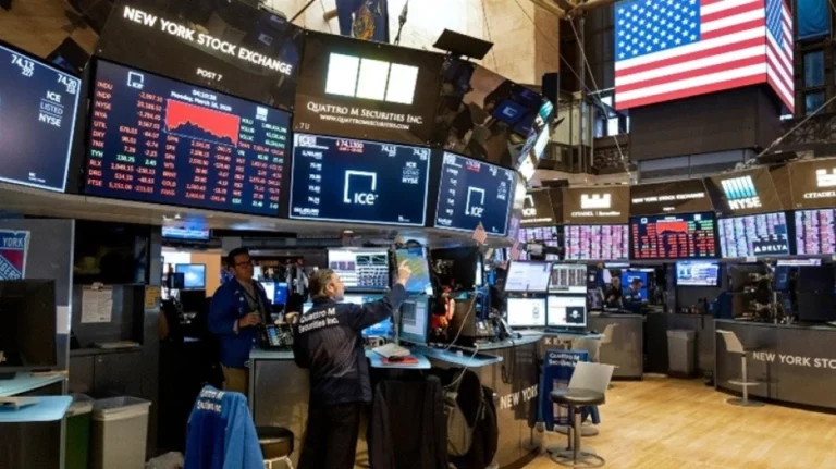 Wall Street: Η Ουκρανία βυθίζει ξανά τους δείκτες – Πτώση 230 μονάδων για τον Dow Jones