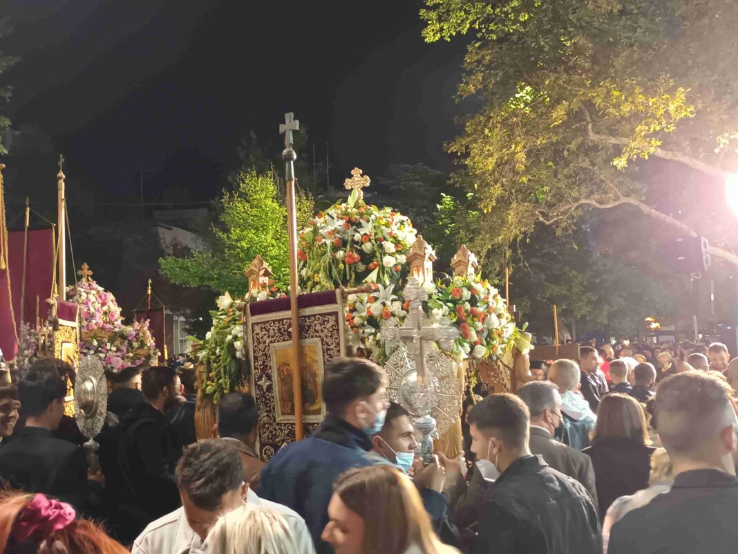 περιφορά επιταφίου στη Λάρισα, πλήθος πιστών