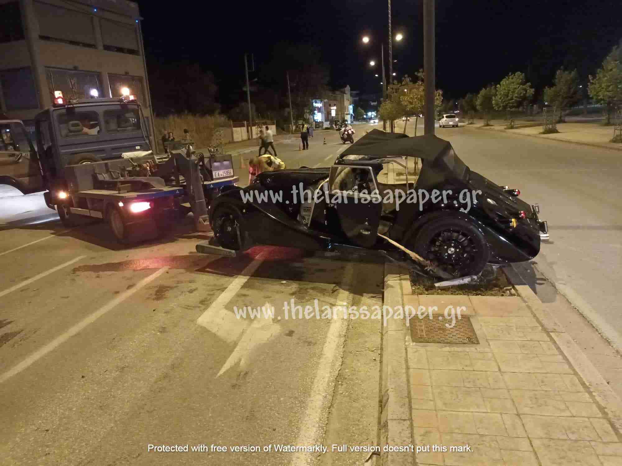 Αυτοκίνητο αντίκα καρφώθηκε σε κολονα Λάρισα