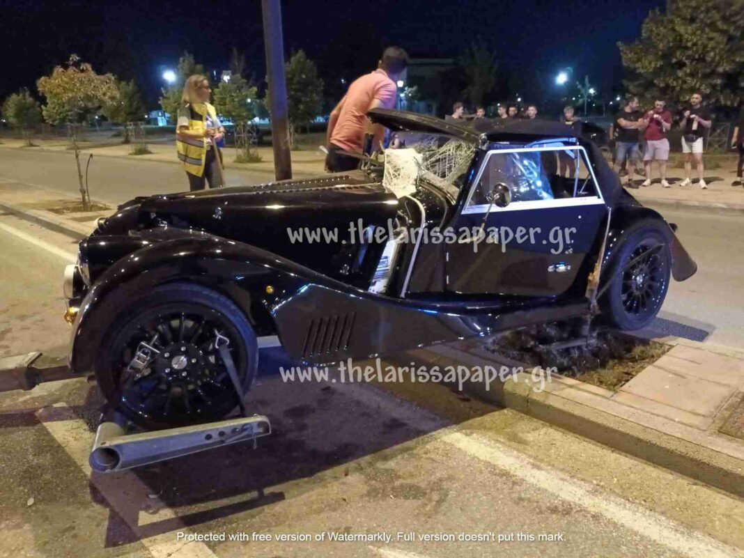 υπερπολυτελες αυτοκινηητο καρφώθηκε σε κολόνα στη Λάρισα, γιατρός ο οδηγός