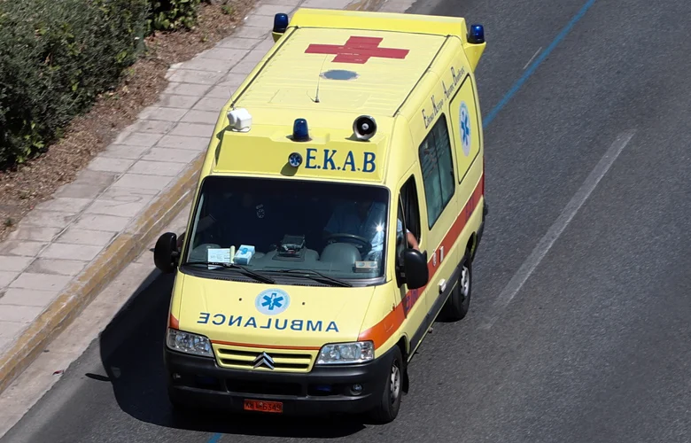 Λάρισα: Αυτοκίνητο έφυγε εκτός πορείας - Στο νοσοκομείο ο οδηγός
