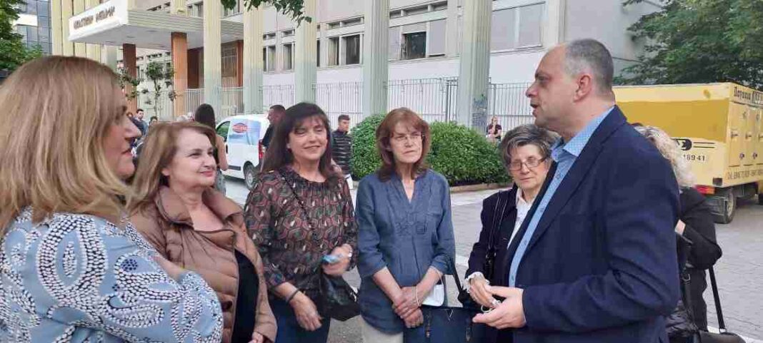 Με νοσηλευτές και νοσηλεύτριες ο Χρήστος Καπετάνος