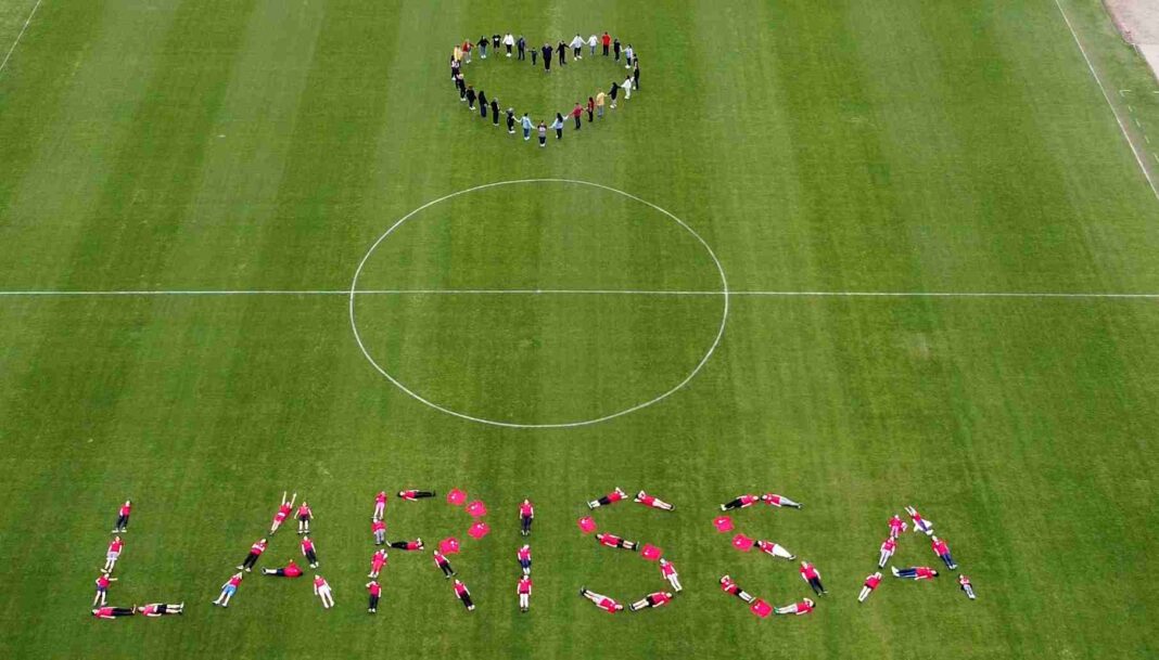 σχηματισαν καρδιά για τη Λάρισα