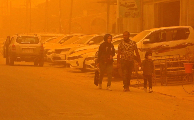 Τι είναι η «βροχή αίματος» που προκαλεί συναγερμό – Απόκοσμες εικόνες