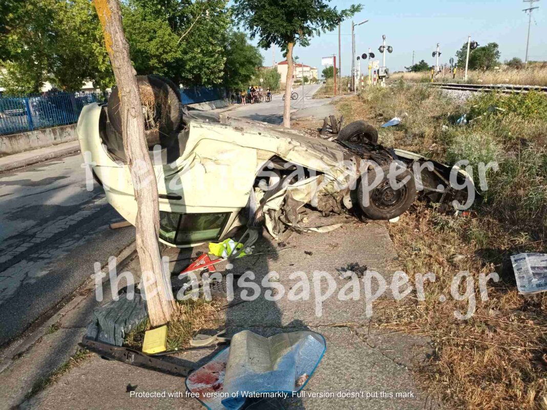 ΙΧ αυτοκίνητο πρασύρθηκε από τρένο στη Λάρισα thelarissapaper.gr