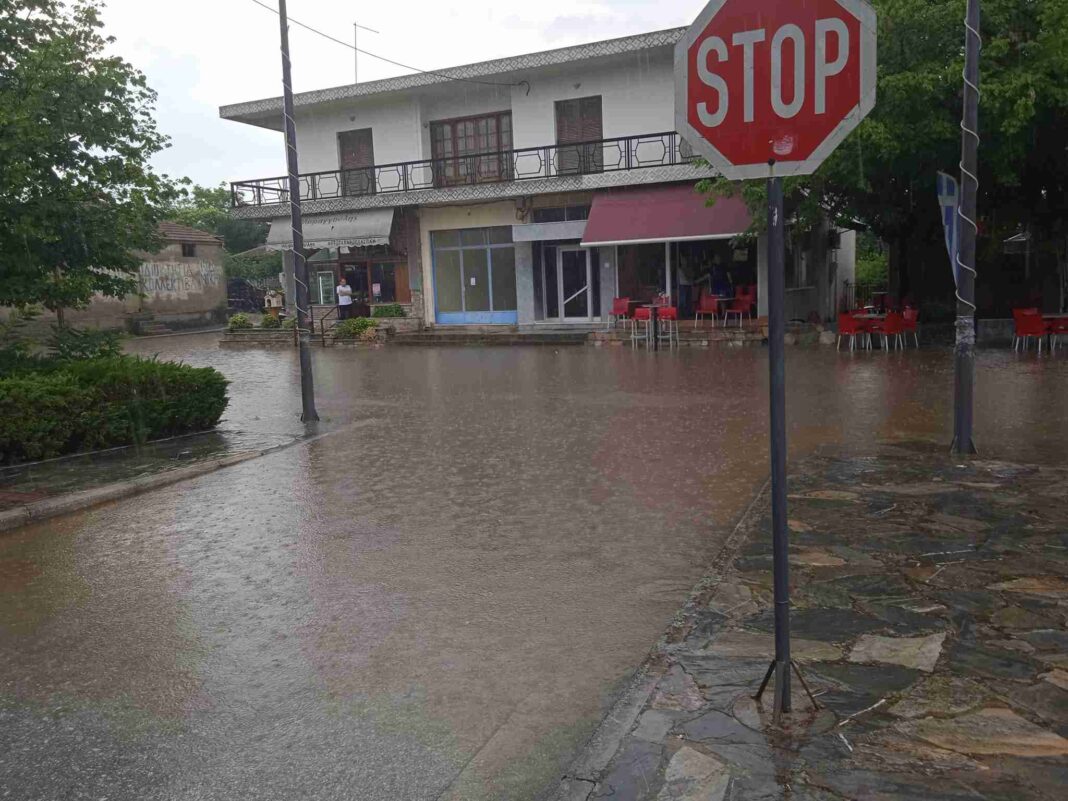 Πλημμύρισε η Χάλκη - ποτάμια οι δρομοι