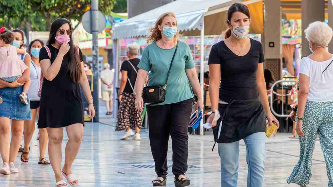 Σύσταση για χρήση μάσκας σε κλειστούς χώρους, νοσοκομεία και ΜΜΜ