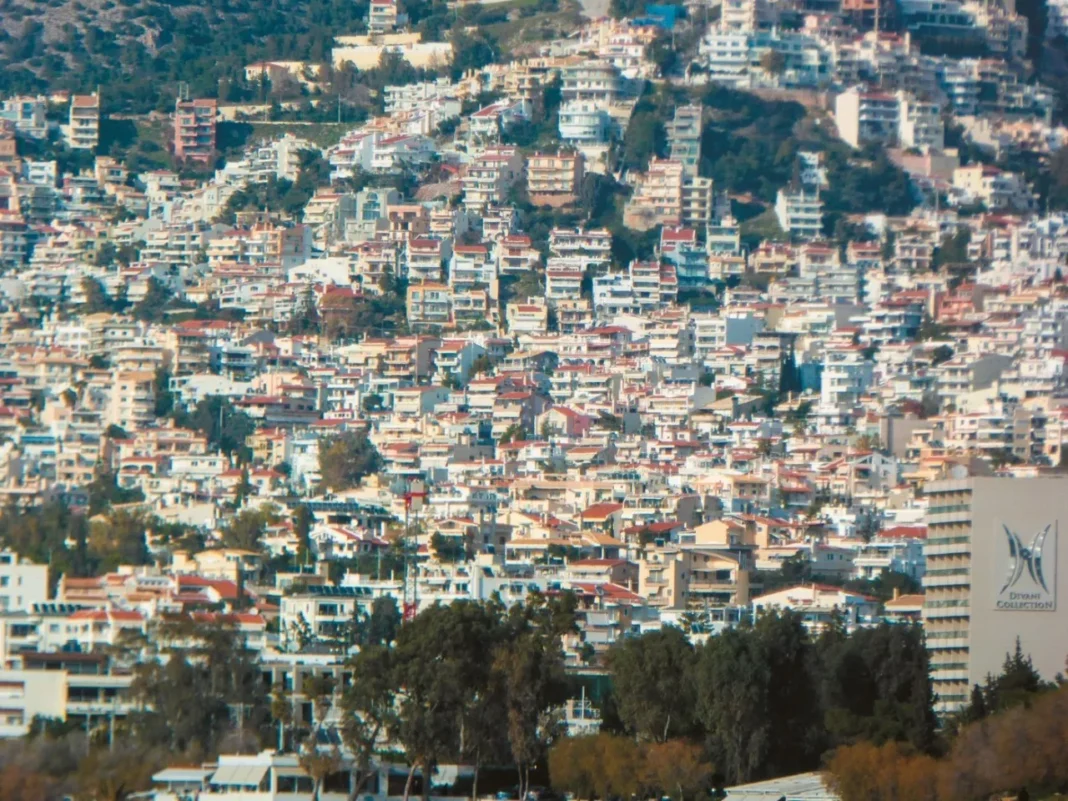 Εγκλωβισμένοι στα πατρικά τους οι νέοι
