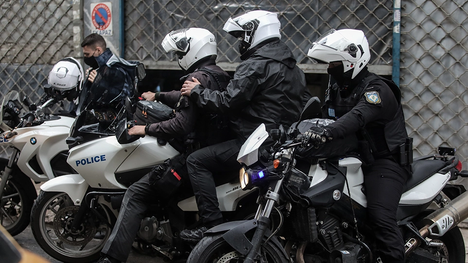 «Γέφυρα ζωής» από αστυνομικούς για βρέφος δύο μηνών που έπρεπε να μεταφερθεί στο νοσοκομείο