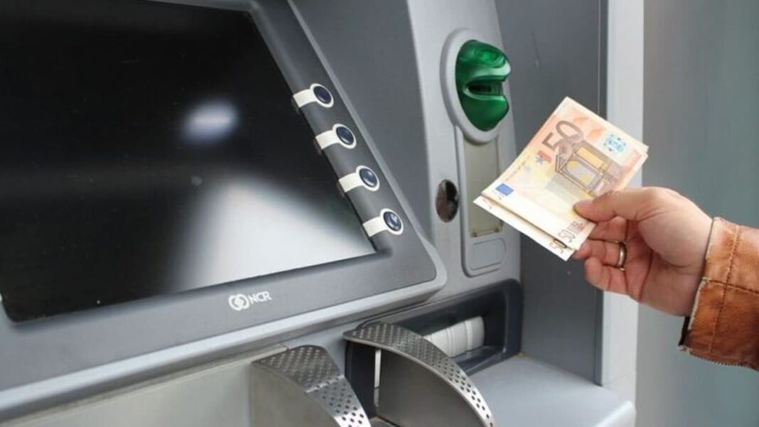 atm_trapeza mείωση καταθέσεων, κατά 0,143 δισ. ευρώ