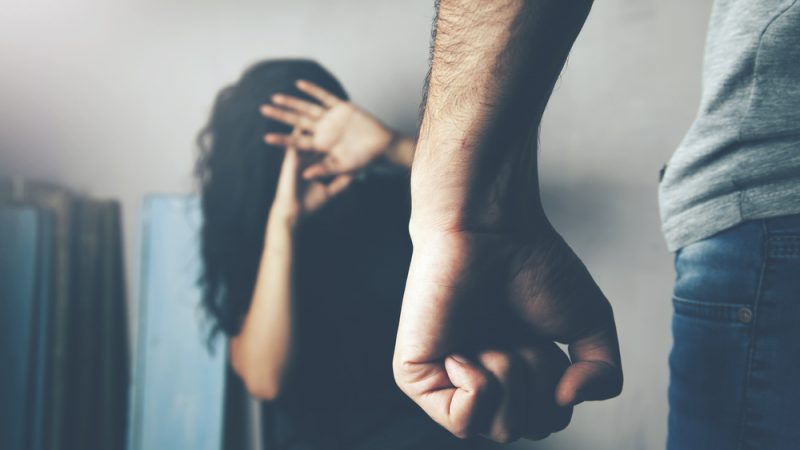Βόλος: Μεθυσμένος επιτέθηκε σε 24χρονο και τρεις αστυνομικούς