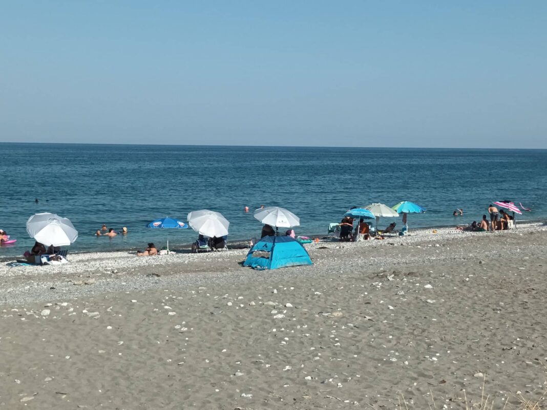 paralia me synefia