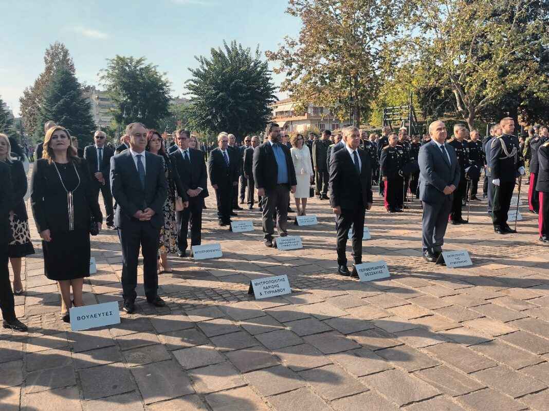 Καταθεση στεφανων 28η οκτωβριου λαρισα στο ηρωο της πολης