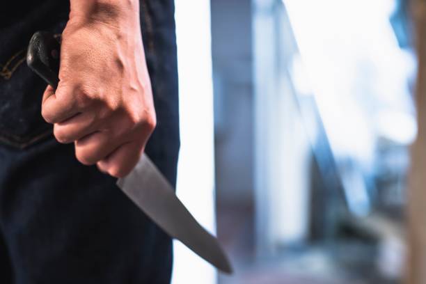 Βγηκαν τα μαχαιρια εξω από μαγαζι των τρικαλων