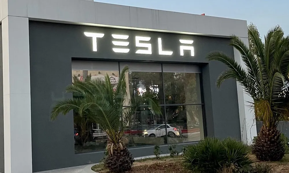 Ανοίγει η Tesla Athens