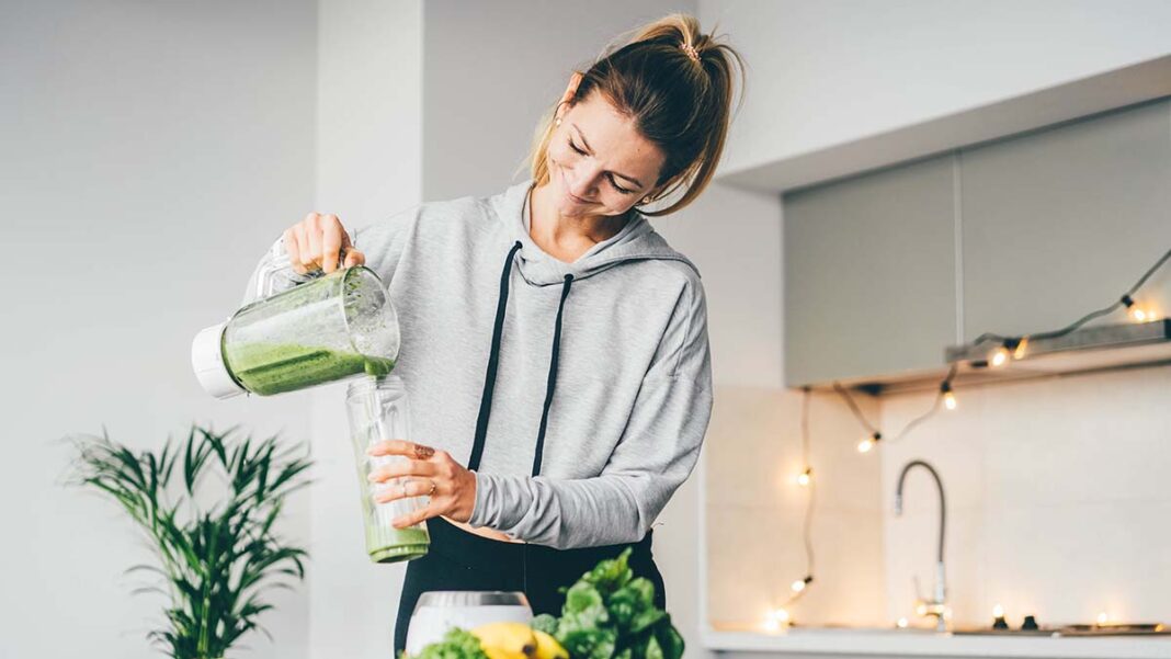 Young,Woman,Making,Detox,Smoothie,At,Home.,Woman,Pouring,Smoothie Σπανακι