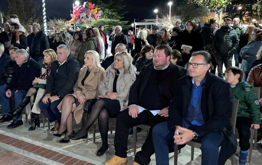 Η Ρένα Καραλαριώτου στο άναμμα του χριστουγεννιάτικου
δέντρου