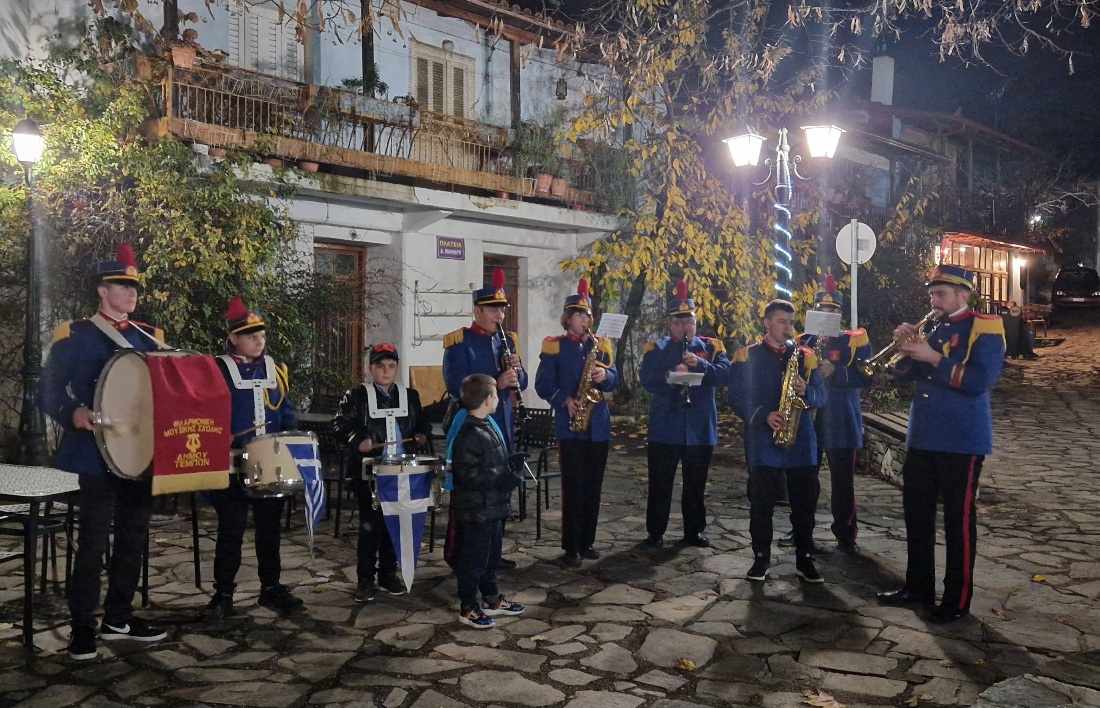 φωταγωγήθηκε το δέντρο στα Αμπελάκια