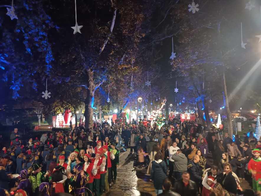 Λάρισα: Πλήθος κόσμου στο παραμυθένιο Πάρκο των ευχών