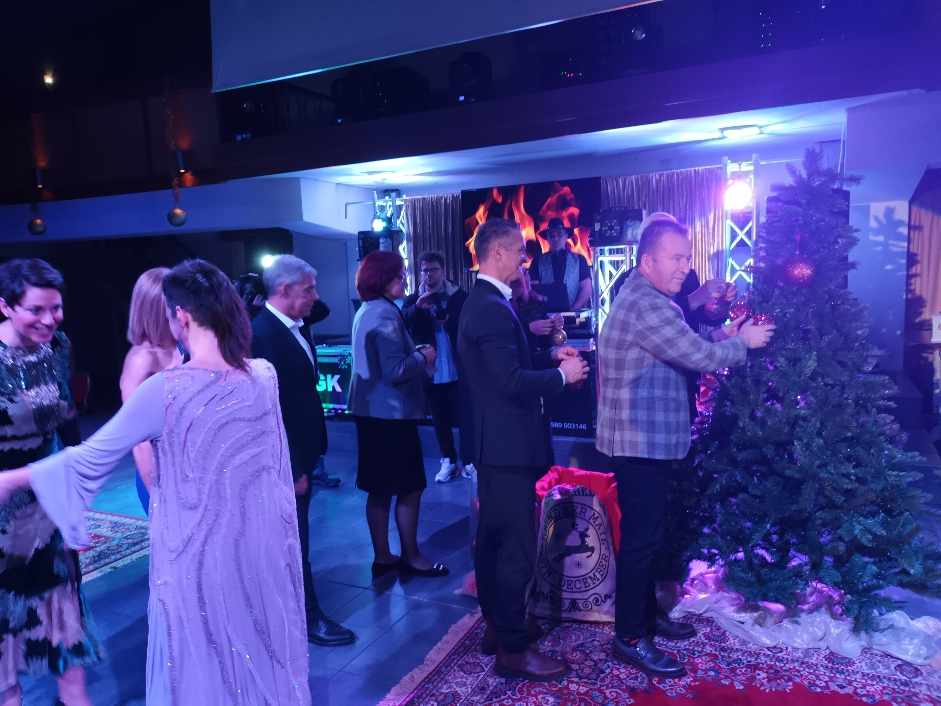 Τα Χριστούγεννα βρήκαν το νόημα τους στην αποψινή εκδήλωση αλληλεγγύης για τη δημιουργία ξενώνα Καρκινοπαθών