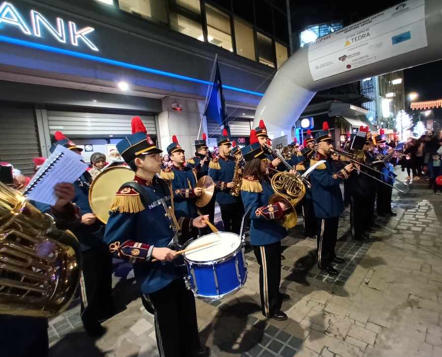 «Βούλιαξε» η Λάρισα από Άγιους Βασίληδες για το 1ο Santa Run Nation