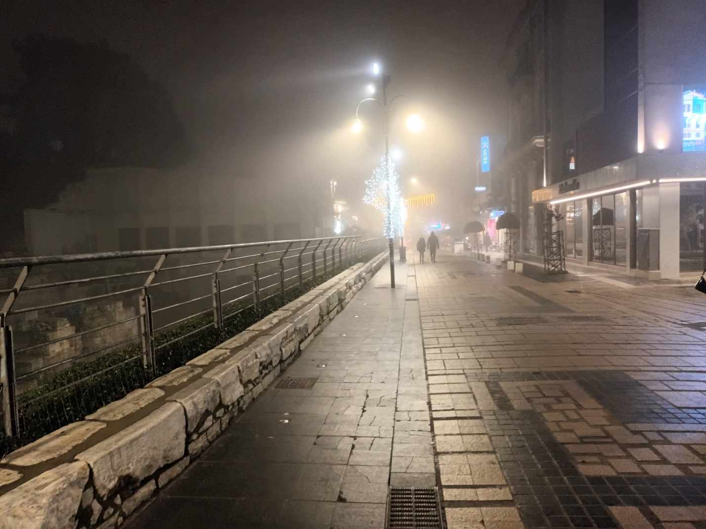 Λάρισα: Τοπίο στην ομίχλη λίγο πριν την αλλαγή του χρόνου