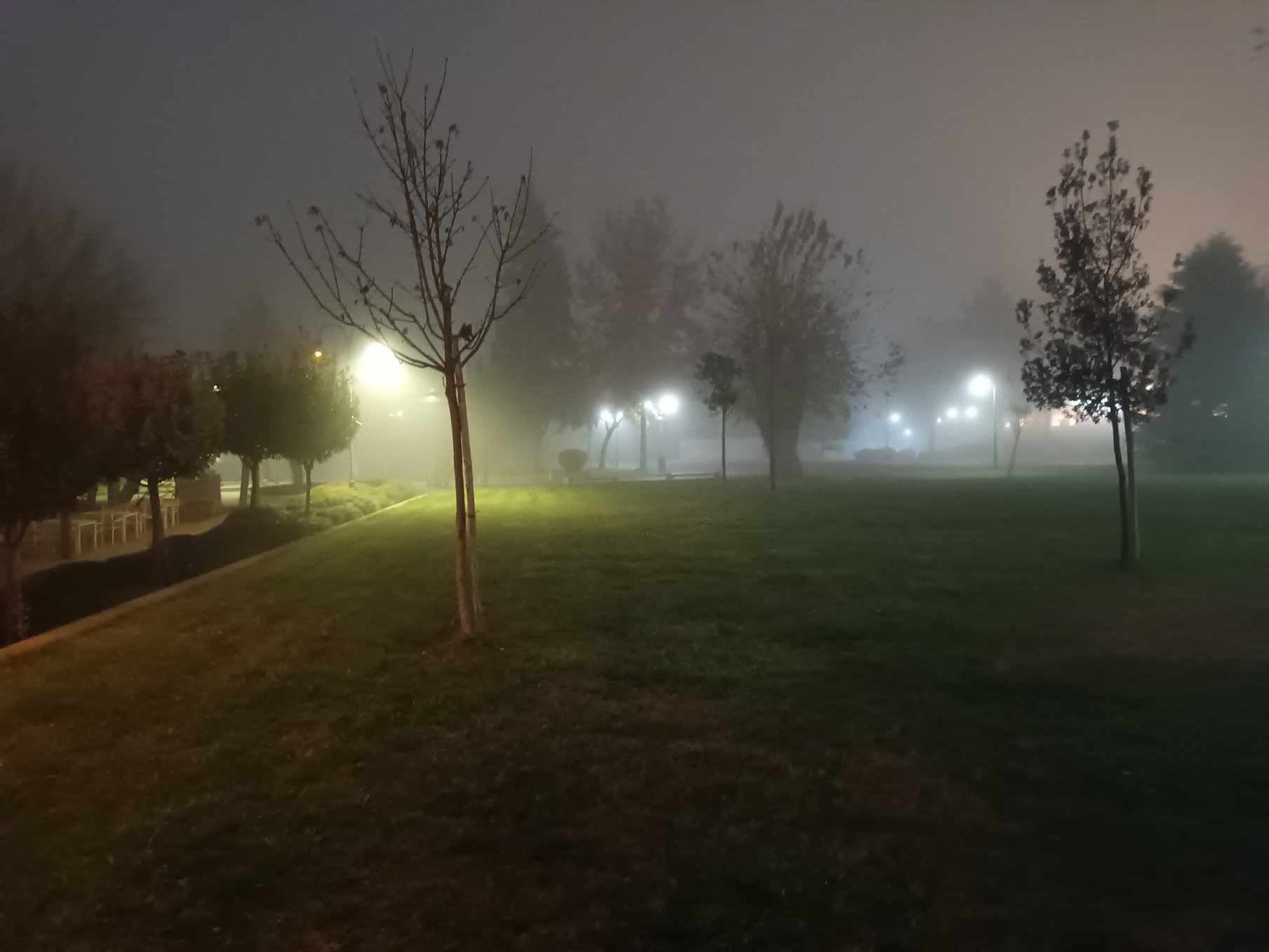 Λάρισα: Τοπίο στην ομίχλη λίγο πριν την αλλαγή του χρόνου