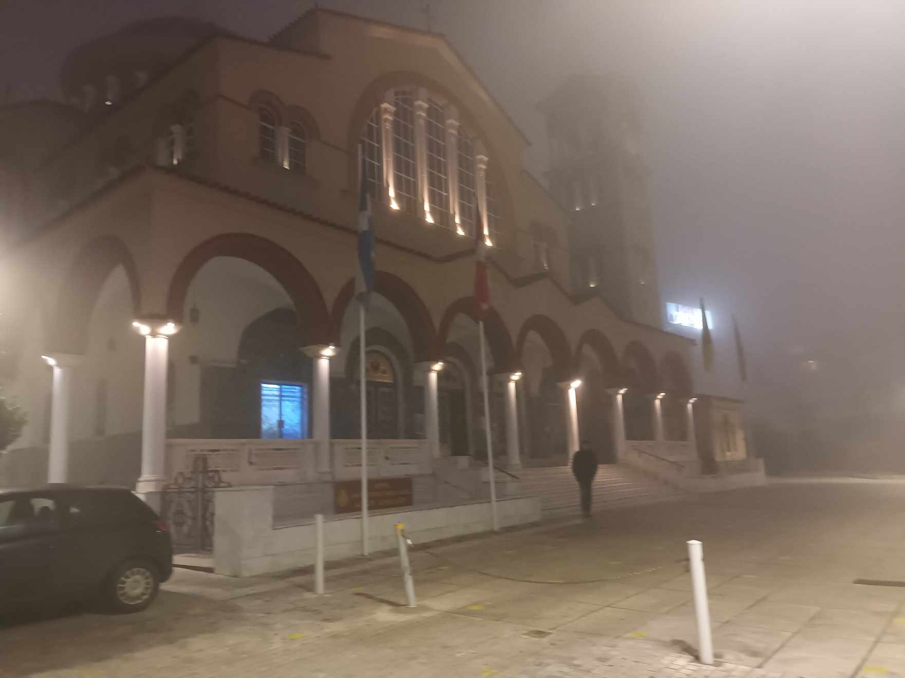 Λάρισα: Τοπίο στην ομίχλη λίγο πριν την αλλαγή του χρόνου