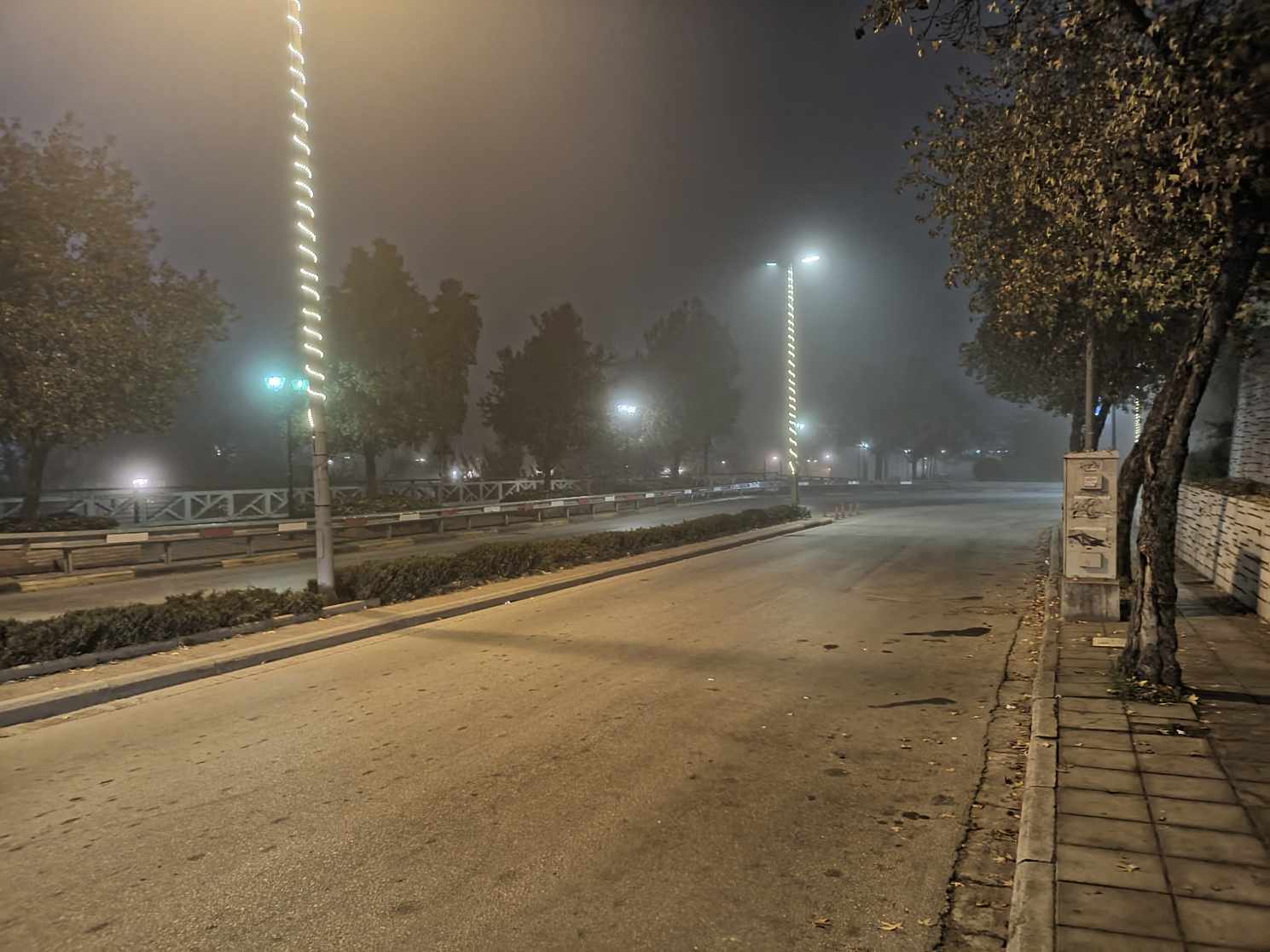 Λάρισα: Τοπίο στην ομίχλη λίγο πριν την αλλαγή του χρόνου