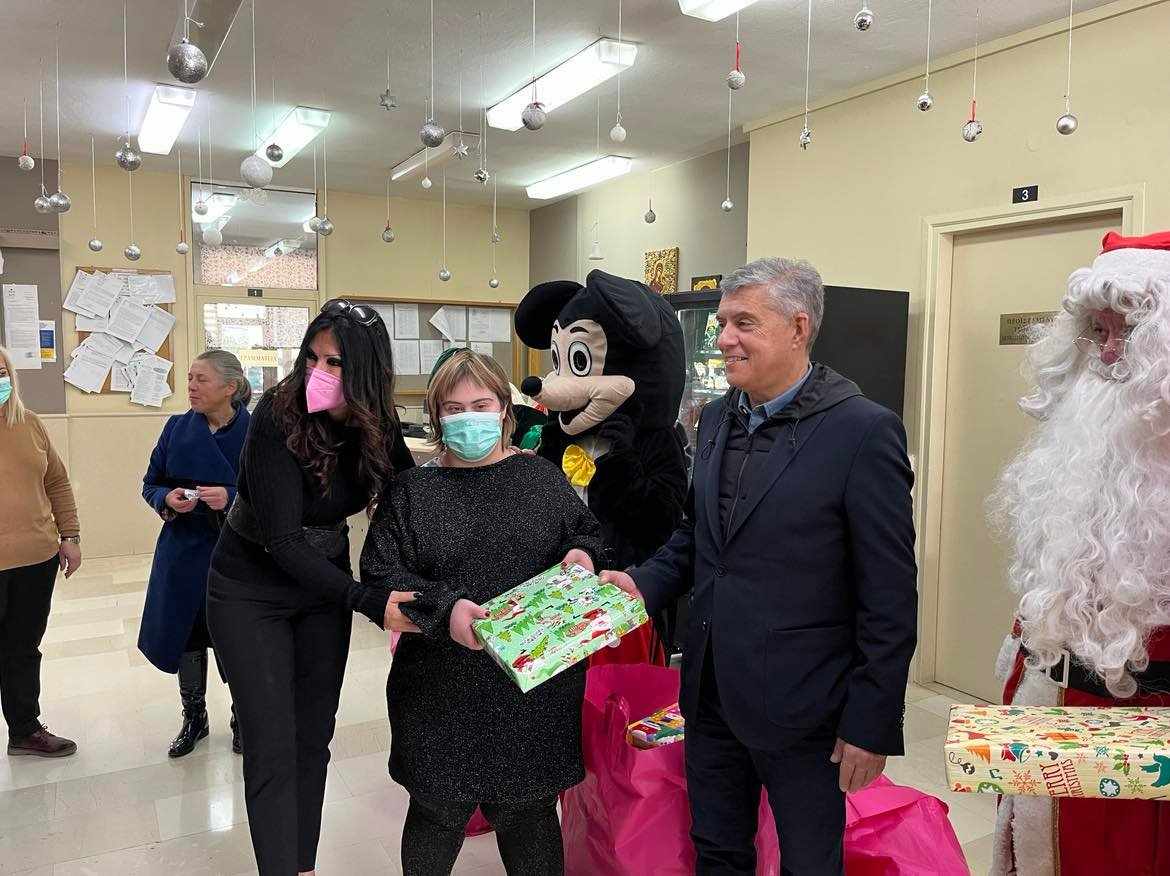 Δώρα στη δομή του «Αριστέα» από τον Περιφερειάρχη Θεσσαλίας Κώστα Αγοραστό