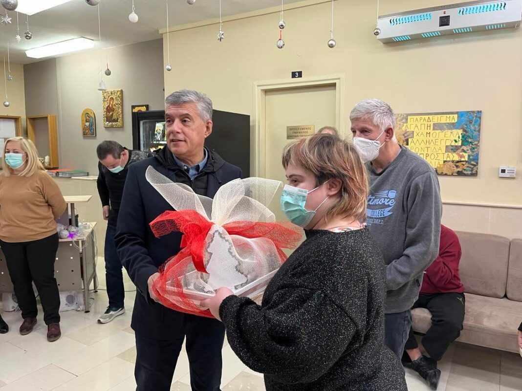 320679149_2045654122301079_8475059832389167288_n Δώρα στη δομή του «Αριστέα» από τον Περιφερειάρχη Θεσσαλίας Κώστα Αγοραστό