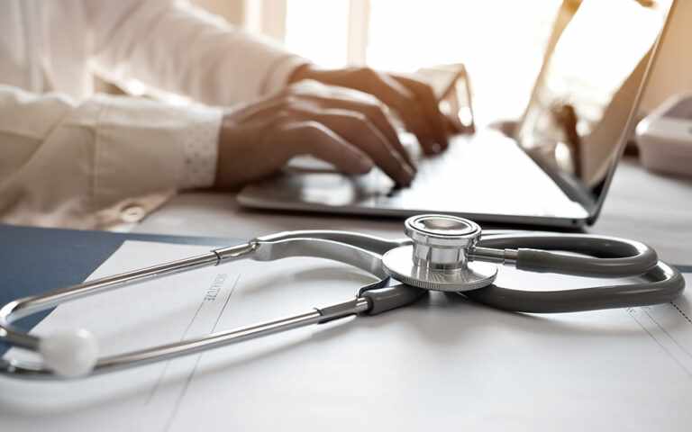 Μετωπική ιδιωτών γιατρών με κυβέρνηση για τις εφημερίες στο ΕΣΥ