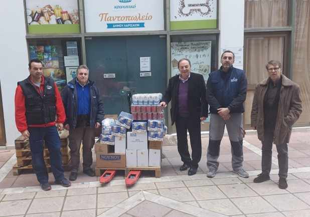 Λάρισα: Προσφορά τροφίμων από το Σύνδεσμο Ηλεκτρολόγων στο Κοινωνικό Παντοπωλείο