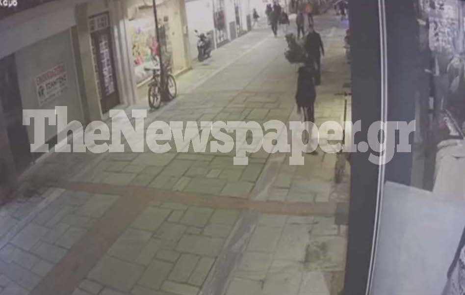 Θρασύς κλέφτης αρπάζει ηλεκτρικό πατίνι