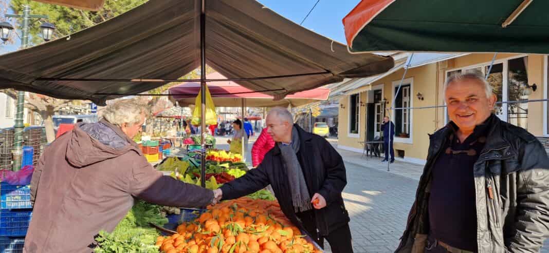 Στην λαϊκή αγορά του Συκουρίου παραμονή των Θεοφανίων ο Δήμαρχος Τεμπών Γιώργος Μανώλης