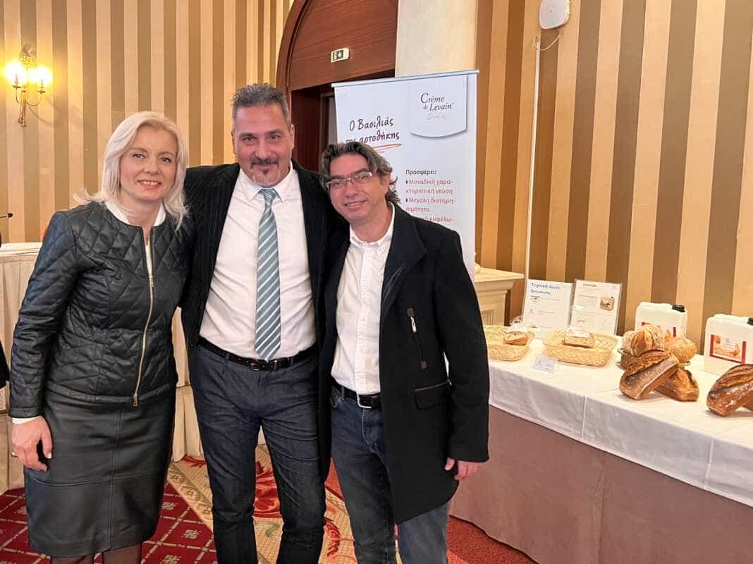 3 (1) Η ΡΕΝΑ ΚΑΡΑΛΑΡΙΩΤΟΥ ΣΤΗΝ ΕΚΔΗΛΩΣΗ ΤΩΝ ΑΡΤΟΠΟΙΩΝ