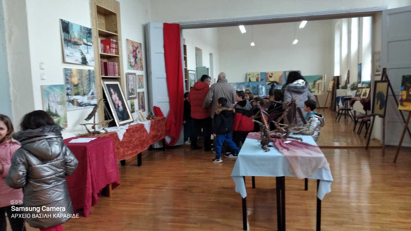 Στην αίθουσα του παλιού δημοτικού σχολείου στους Γόννους του Δήμου Τεμπών, φιλοξενείται η ιδιαίτερη καλλιτεχνική έκθεση από ερασιτέχνες ζωγράφους των Γόννων