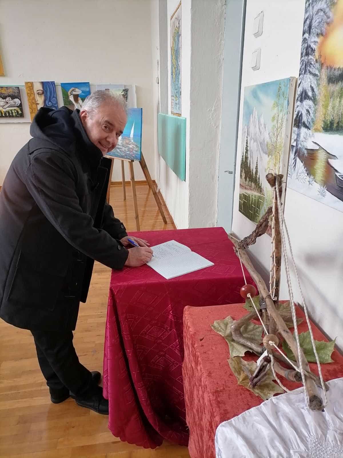 Στην αίθουσα του παλιού δημοτικού σχολείου στους Γόννους του Δήμου Τεμπών, φιλοξενείται η ιδιαίτερη καλλιτεχνική έκθεση από ερασιτέχνες ζωγράφους των Γόννων