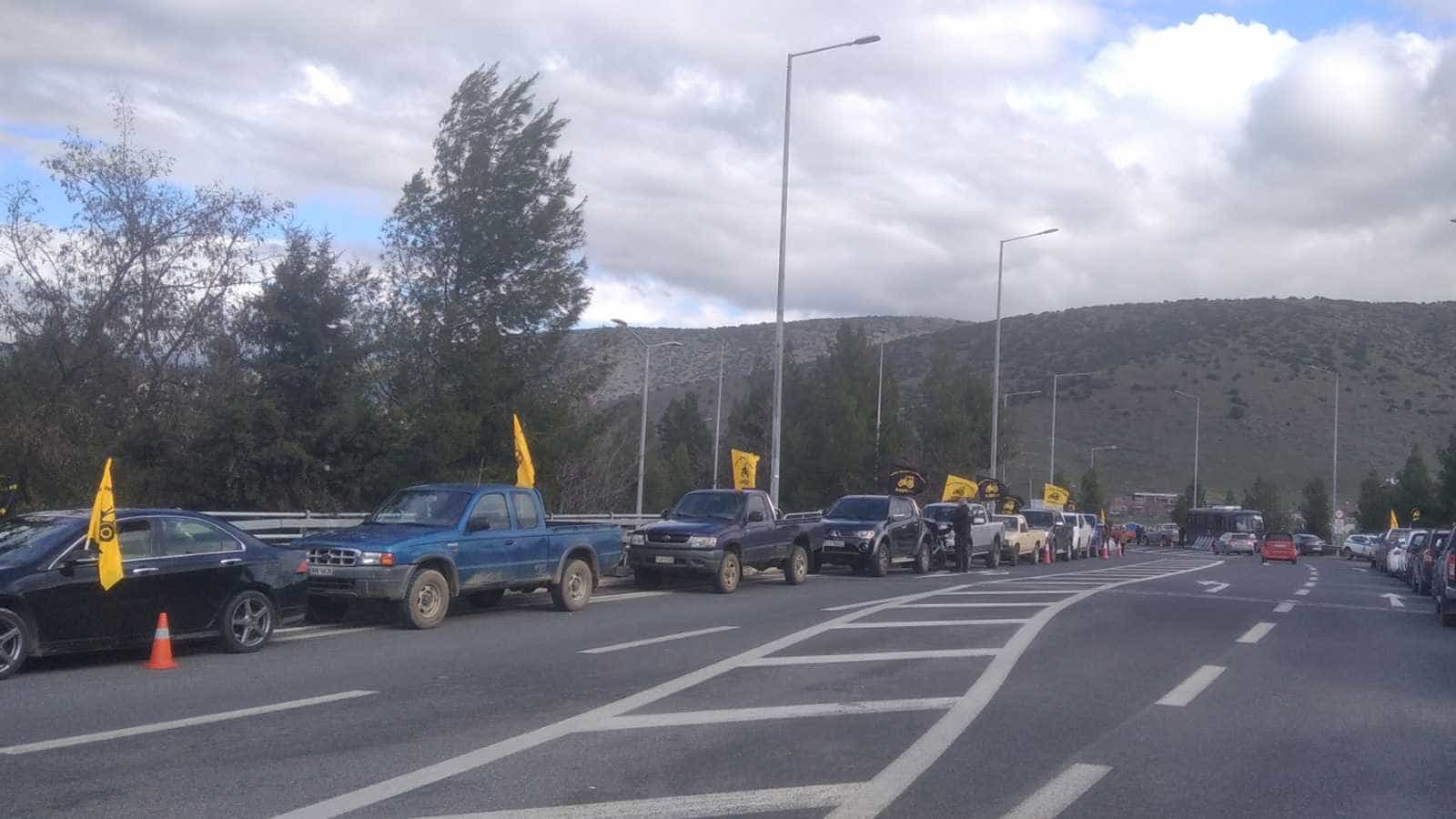 Οι καστανοπαραγωγοί της Λάρισας απέκλεισαν τον κόμβο της Γυρτώνης με τα οχήματά τους