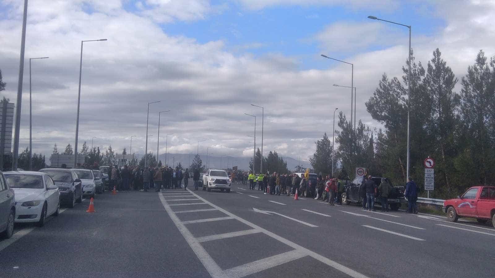 Οι καστανοπαραγωγοί της Λάρισας απέκλεισαν τον κόμβο της Γυρτώνης με τα οχήματά τους