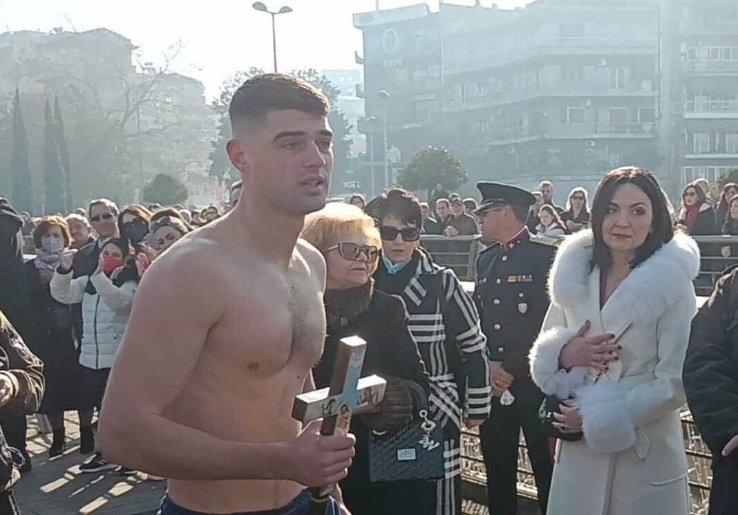 Λάρισα: Πλήθος κόσμου στον Αγιασμό των Υδάτων - 22χρονος έπιασε τον Τίμιο Σταυρό στον Πηνειό (φωτό) 2022