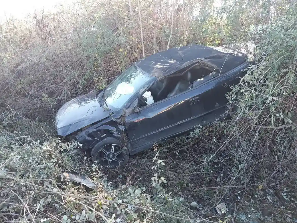 Φοβερό τροχαίο στα Τρίκαλα με εκτροπή αυτοκινήτου σε χαντάκι