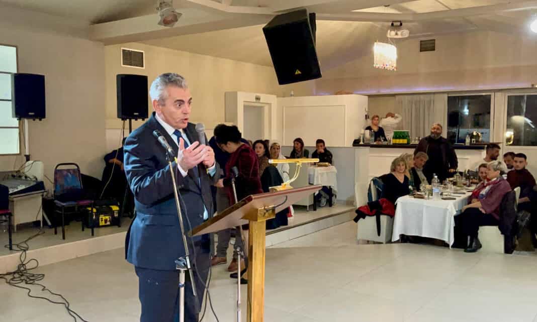Μάξιμος Χαρακόπουλος στους Βορειοηπειρώτες Λάρισας: Μην πουλάτε τις περιουσίες στη Βόρειο Ήπειρο