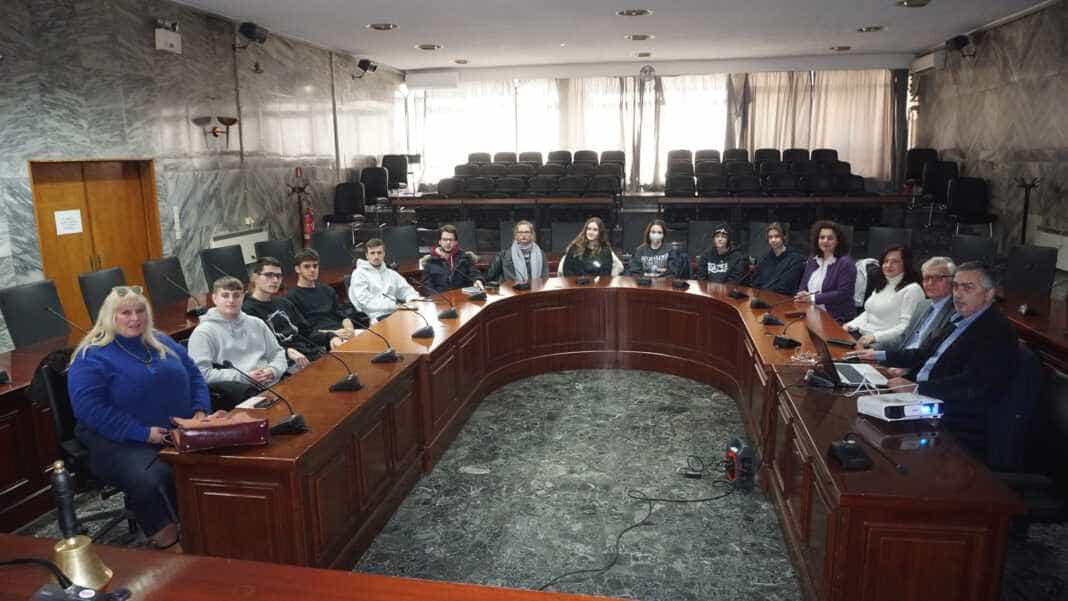 DIAMANTOS-MATHITES (1) Οι μαθητές – “Πρέσβεις του Ευρωπαϊκού Κοινοβουλίου (EPAS)” του 1ου Πειραματικού Λυκείου Λάρισας στο Δημαρχείο