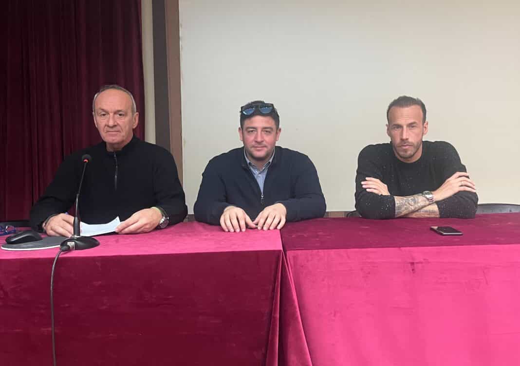 IMG_7274 Με εκπροσώπους ποδοσφαιρικών ομάδων που χρησιμοποιούν δημοτικά γήπεδα η διοίκηση της ΔΗΚΕΛ