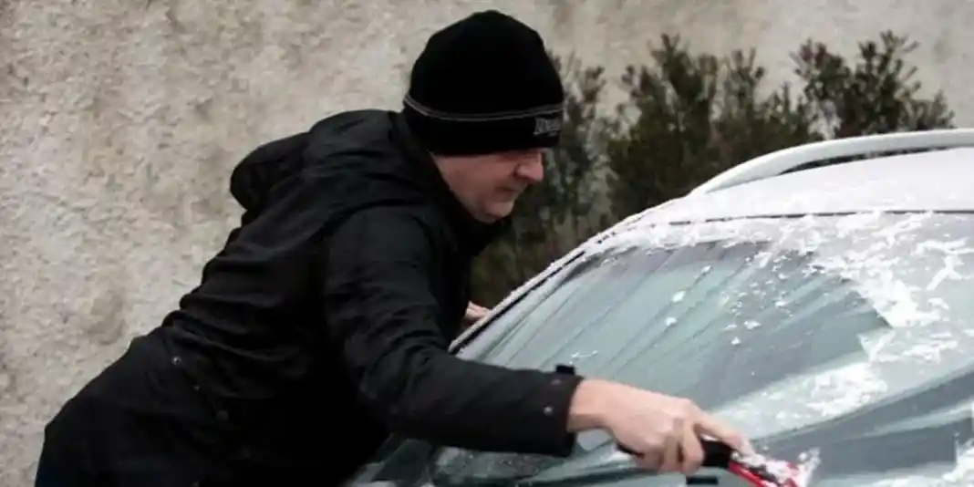 Πάγος στο παρμπρίζ του αυτοκινήτου