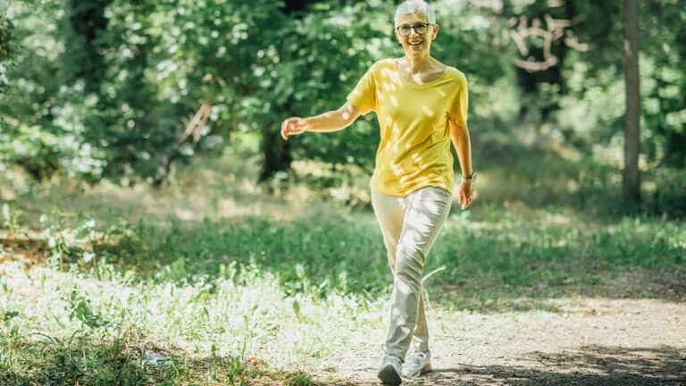 Λίπος στην κοιλιά: Πόσο να περπατάτε για να το “κάψετε”